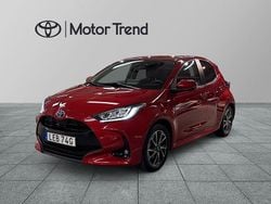 Röd Begagnad 2022 Toyota Yaris Hybrid Active Halvkombi | 209 900 kr (Marknadspris)
