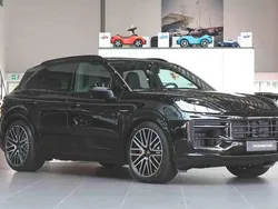 Svart Ny 2026 Porsche Cayenne S E-Hybrid SUV | 1 445 900 kr