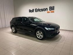 Svart Begagnad 2024 Volvo V60 CC Core Kombi | 419 500 kr (Marknadspris)