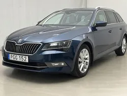 Mörkblå Begagnad 2017 Skoda Superb Business Line Sedan | 221 000 kr (Marknadspris)
