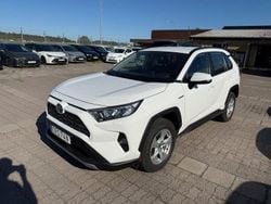 Vit Begagnad 2020 Toyota RAV4 Hybrid SUV | 299 900 kr (Marknadspris)