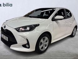 Vit Begagnad 2022 Toyota Yaris Hybrid Active Halvkombi | 229 900 kr (Marknadspris)