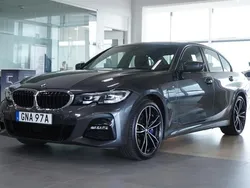 Grå (mineralgrå metallic) Begagnad 2020 BMW 330e M Sport Sedan | 389 800 kr (Lite dyr)