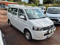 Vit Begagnad 2010 VW Caravelle Comfortline Minibuss | 129 000 kr
