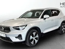 Silver Begagnad 2022 Volvo XC40 Momentum SUV | 384 900 kr (Marknadspris)