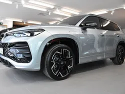 Silver (oyster silver metallic ) Ny 2025 VW Tayron R-line SUV | 774 202 kr (Dyr)