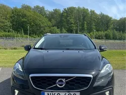 Svart Begagnad 2014 Volvo V40 CC Momentum Kombi | 150 000 kr (Marknadspris)
