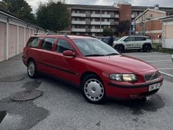 Röd Begagnad 2001 Volvo V70 Kombi | 30 000 kr (Marknadspris)