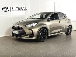 Grön (grön metallic) Begagnad 2023 Toyota Yaris Hybrid Style Halvkombi | 248 900 kr (Marknadspris)