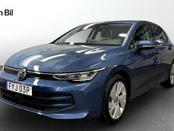 Mörkblå Begagnad 2024 VW Golf VIII Life Halvkombi | 309 900 kr (Marknadspris)