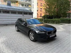 Svart Begagnad 2019 Volvo V60 Momentum Kombi | 189 900 kr (Marknadspris)