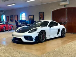 Vit Begagnad 2022 Porsche 718 Cayman GT4 Sportkupé | 1 895 000 kr (Marknadspris)