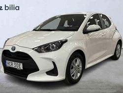 Vit Begagnad 2022 Toyota Yaris Hybrid Halvkombi | 219 900 kr (Marknadspris)