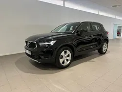 Svart Begagnad 2022 Volvo XC40 Momentum SUV | 309 500 kr (Marknadspris)