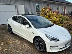 Vit Begagnad 2020 Tesla Model 3 Standard Range Plus Sedan | 240 000 kr (Marknadspris)