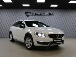 Vit Begagnad 2018 Volvo V60 CC Momentum Kombi | 199 000 kr (Superpris)