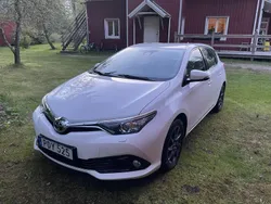 Vit Begagnad 2017 Toyota Auris Active Halvkombi | 119 000 kr (Marknadspris)