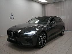 Mörkgrå Begagnad 2022 Volvo V60 R-Design Kombi | 359 900 kr (Marknadspris)