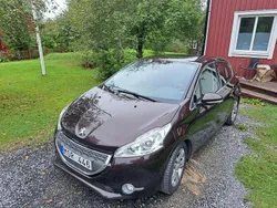 Svart Begagnad 2012 Peugeot 208 Halvkombi | 62 000 kr (Marknadspris)