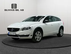 Vit Begagnad 2018 Volvo V60 CC Momentum Kombi | 149 400 kr (Superpris)