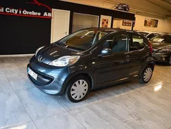 Mörkgrå (grå) Begagnad 2007 Peugeot 107 Halvkombi | 32 999 kr (Lite dyr)