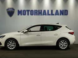 Vit Begagnad 2022 Seat Leon Style Halvkombi | 199 000 kr (Marknadspris)