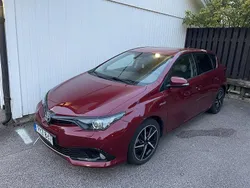 Röd Begagnad 2018 Toyota Auris Hybrid Comfort Halvkombi | 148 000 kr (Marknadspris)