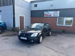 Svart Begagnad 2006 Kia Rio 4 Halvkombi | 26 900 kr (Marknadspris)