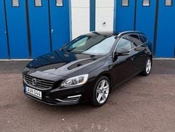 Svart Begagnad 2014 Volvo V60 Summum Kombi | 129 000 kr (Marknadspris)