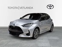 Silver (silvermetallic / svart tak) Ny 2025 Toyota Yaris Hybrid Style Halvkombi | 327 800 kr (Lite dyr)