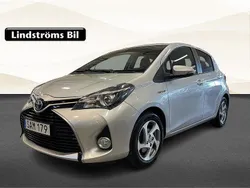 Silver Begagnad 2015 Toyota Yaris Hybrid Edition Halvkombi | 147 900 kr (Marknadspris)