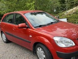 Röd Begagnad 2007 Kia Rio 2 Halvkombi | 27 900 kr (Marknadspris)