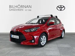 Röd Begagnad 2023 Toyota Yaris Hybrid Active Halvkombi | 239 900 kr (Marknadspris)