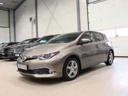 Brun Begagnad 2015 Toyota Auris Hybrid Executive Halvkombi | 164 600 kr (Marknadspris)