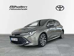 Grön Begagnad 2022 Toyota Corolla Hybrid Style Halvkombi | 274 900 kr (Marknadspris)