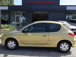 Gul samma som bilen Begagnad 2003 Peugeot 206 Halvkombi | 22 500 kr (Marknadspris)
