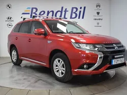 Röd Begagnad 2016 Mitsubishi Outlander P-HEV SUV | 159 500 kr (Marknadspris)