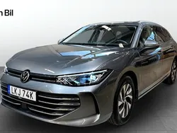 Mörkgrå (grå) Begagnad 2024 VW Passat Business Kombi | 369 900 kr (Dyr)