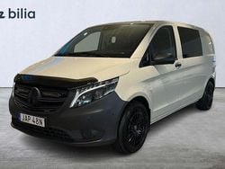 Grå Begagnad 2023 Mercedes Vito Minibuss | 559 900 kr