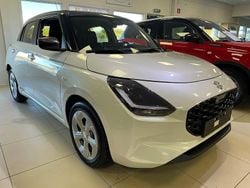 Vit med mörkt tak Ny 2025 Suzuki Swift Halvkombi | 249 900 kr (Marknadspris)