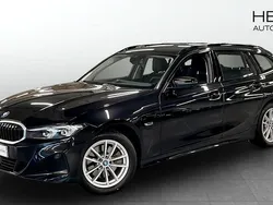 Svart (black) Begagnad 2022 BMW 330e Shadowline Kombi | 332 700 kr (Marknadspris)