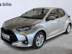 Silver Ny 2025 Toyota Yaris Hybrid Active Halvkombi | 287 295 kr (Marknadspris)