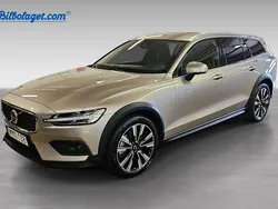 Grå Begagnad 2023 Volvo V60 CC Plus Kombi | 437 900 kr (Marknadspris)
