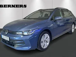 Mörkblå (blå) Ny 2024 VW Golf VIII Life Kombi | 324 900 kr (Marknadspris)