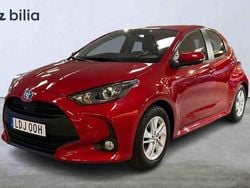 Röd Begagnad 2022 Toyota Yaris Hybrid Halvkombi | 219 900 kr (Marknadspris)