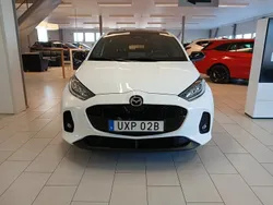 Vit Ny 2024 Mazda 2 Homura-Line Halvkombi | 322 400 kr (Marknadspris)