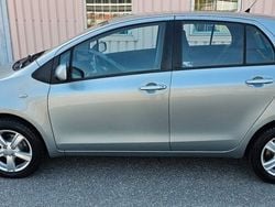 Grå Begagnad 2010 Toyota Yaris Halvkombi | 39 900 kr (Marknadspris)