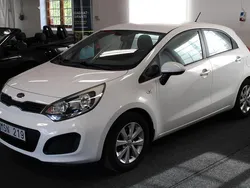 Vit Begagnad 2012 Kia Rio Halvkombi | 79 900 kr (Marknadspris)