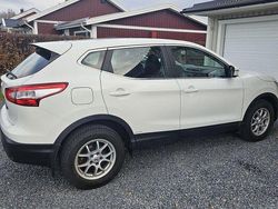 Vit Begagnad 2015 Nissan Qashqai SUV | 100 000 kr (Marknadspris)