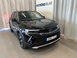 Svart (svart metallic) Begagnad 2023 Opel Mokka Ultimate SUV | 229 900 kr (Marknadspris)